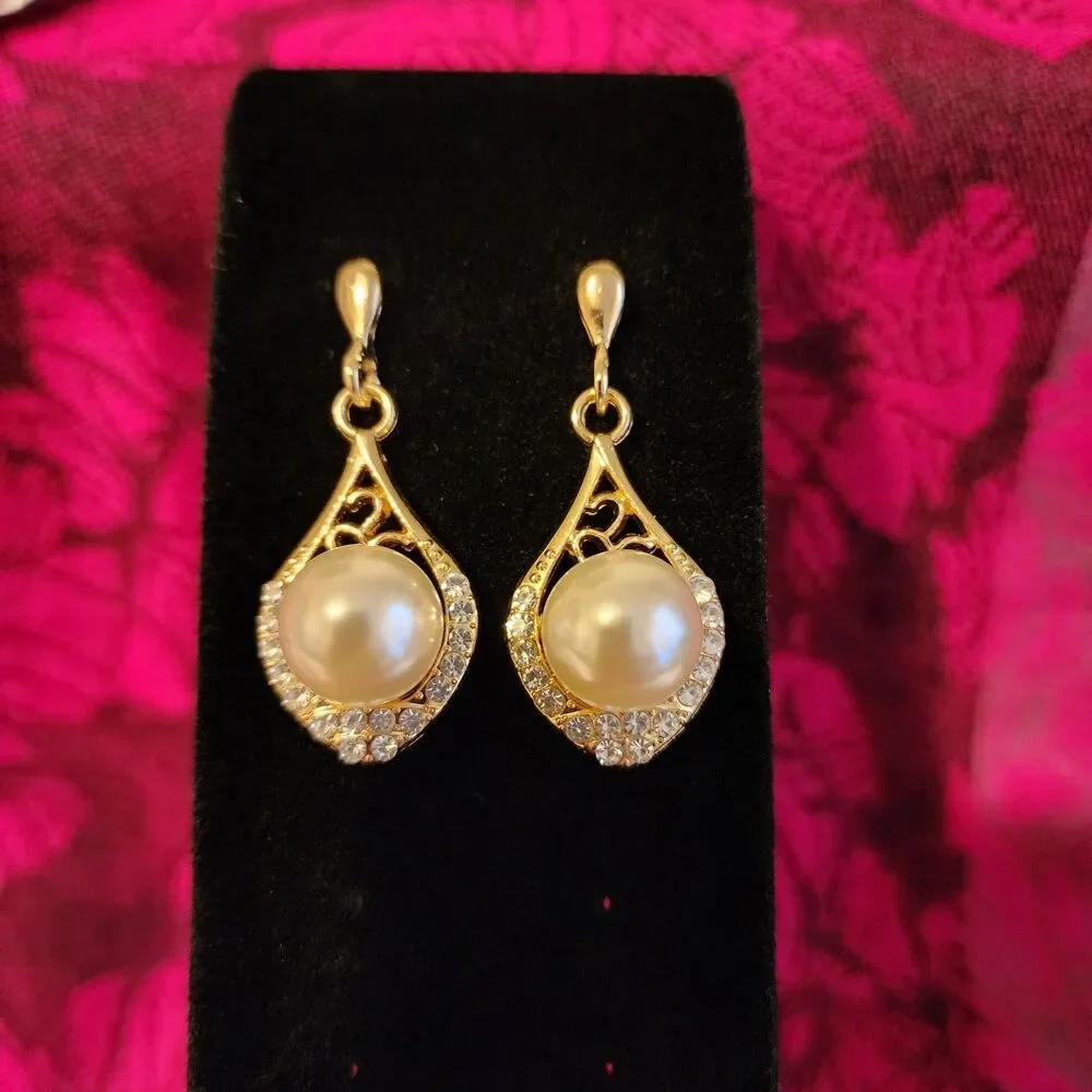Gold Tone Teardrop Pearl Rhinestone Dangle Earrings. NWOT.
